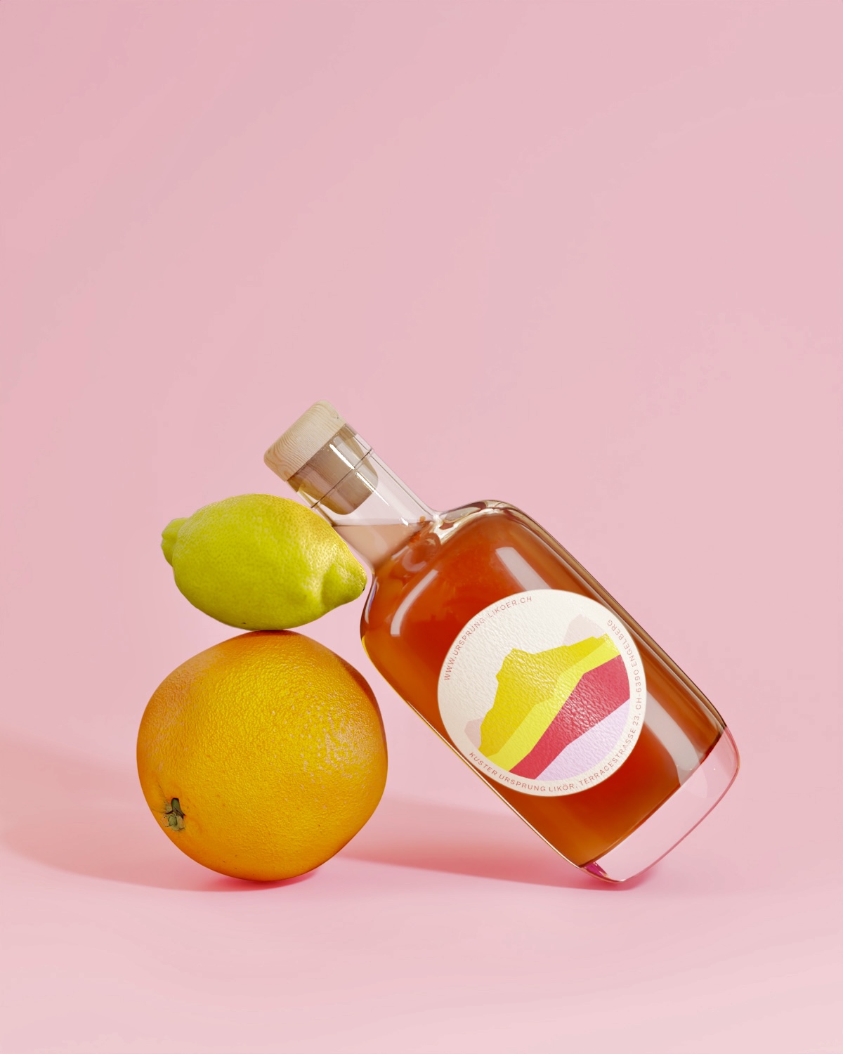 Ursprung-Flasche mit Zitrone und Orange auf rosa Hintergrund