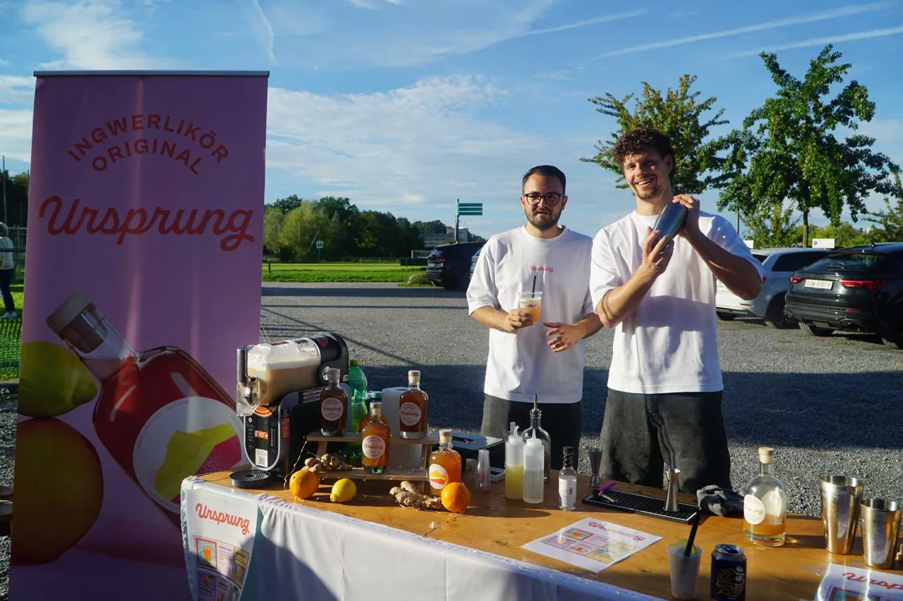 Das Ursprung-Team mit Drinks und Cocktailshaker am Folldrio-Event